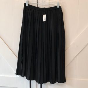 Brand new Banana republic black pleated skirt L